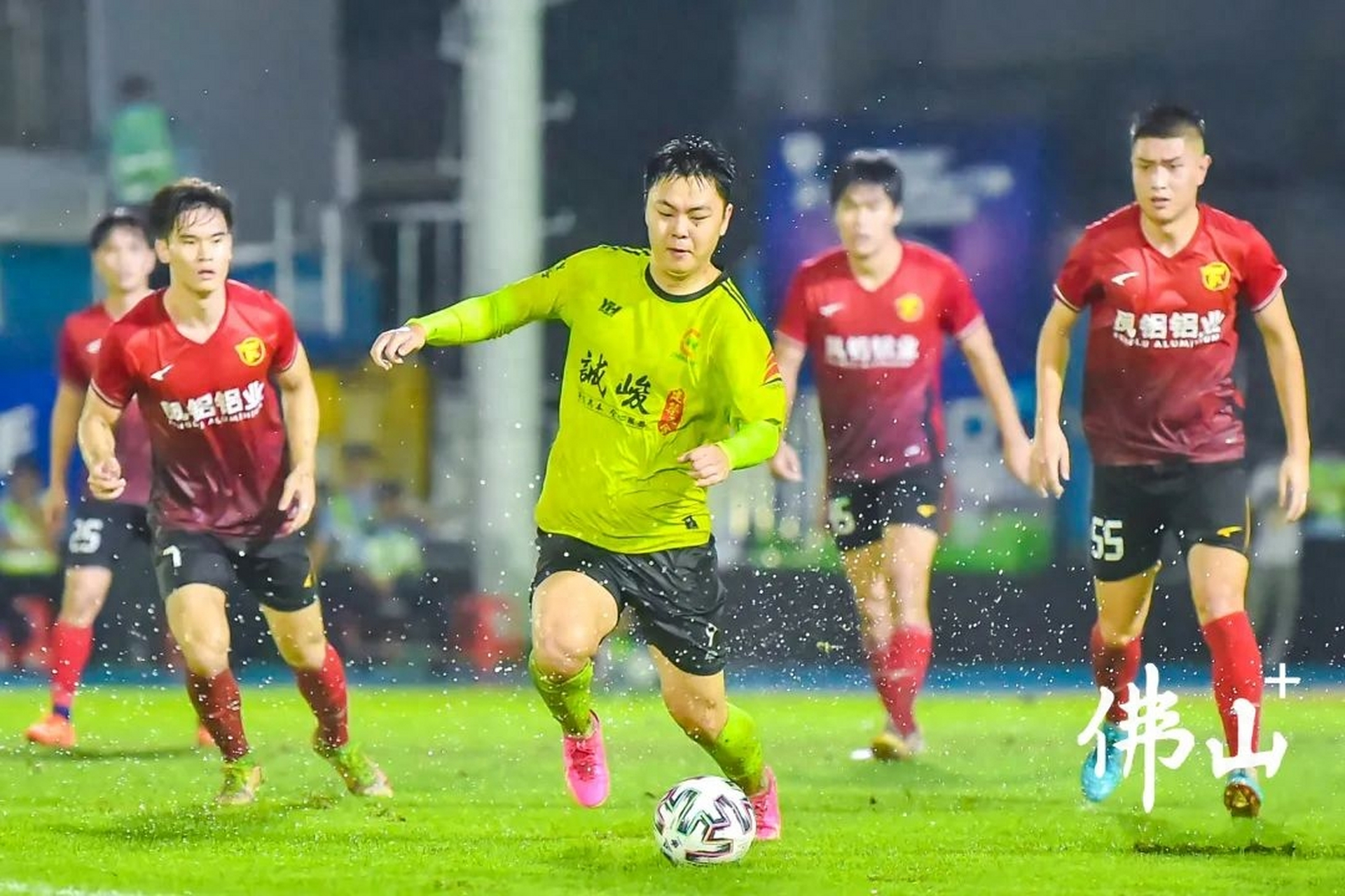 国内足球联赛强队实力逐渐凸显 国内足球联赛强队实力逐渐凸显