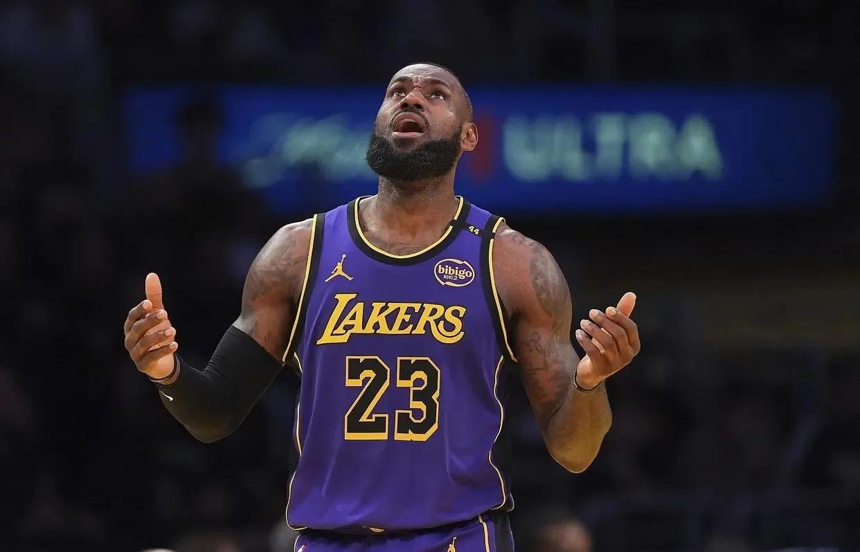 开云体育官网-湖人队战绩起伏不定，球队需要调整战术