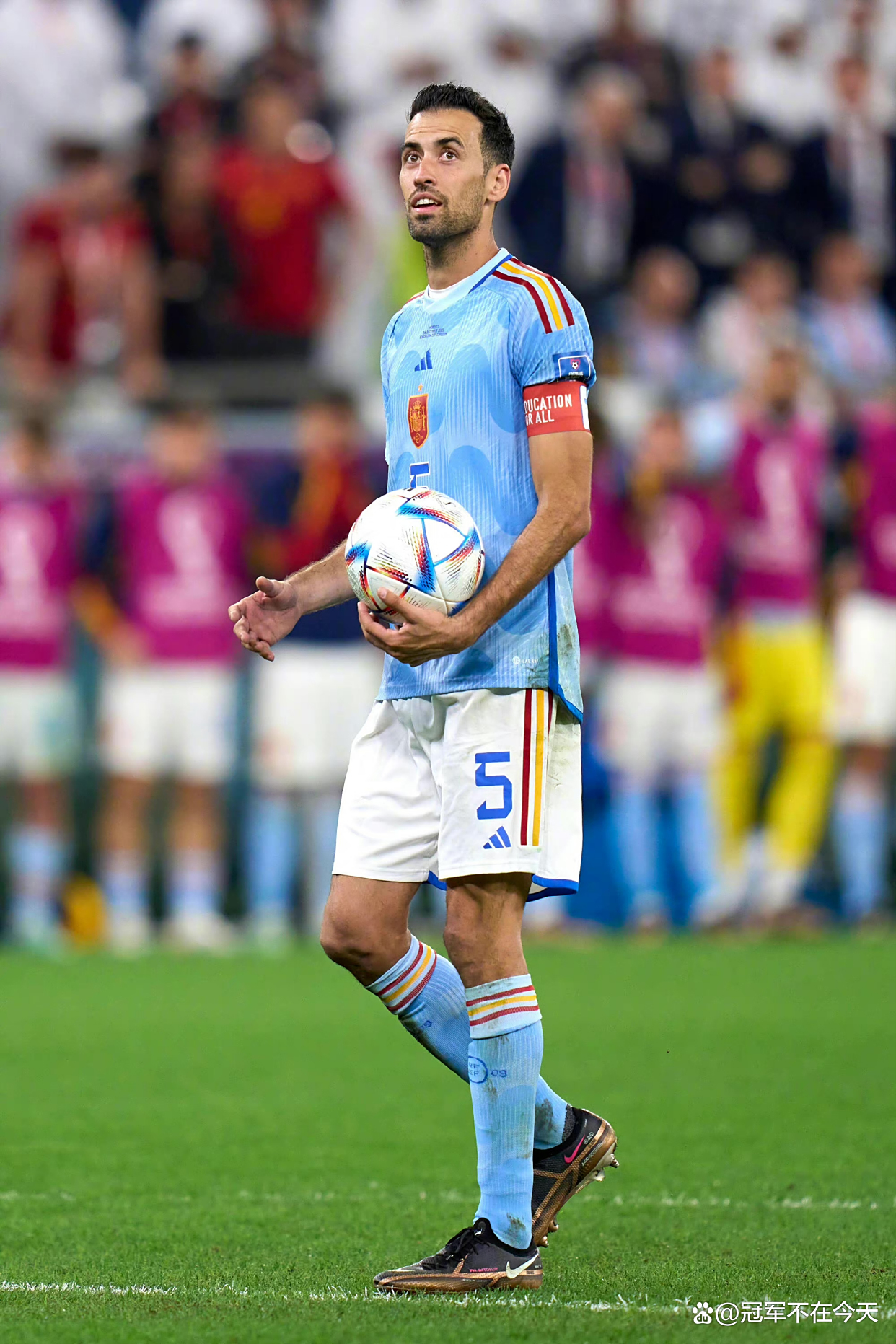 开云体育在线-足球巅峰对决再上演，球员们全力以赴，赛场热血沸腾