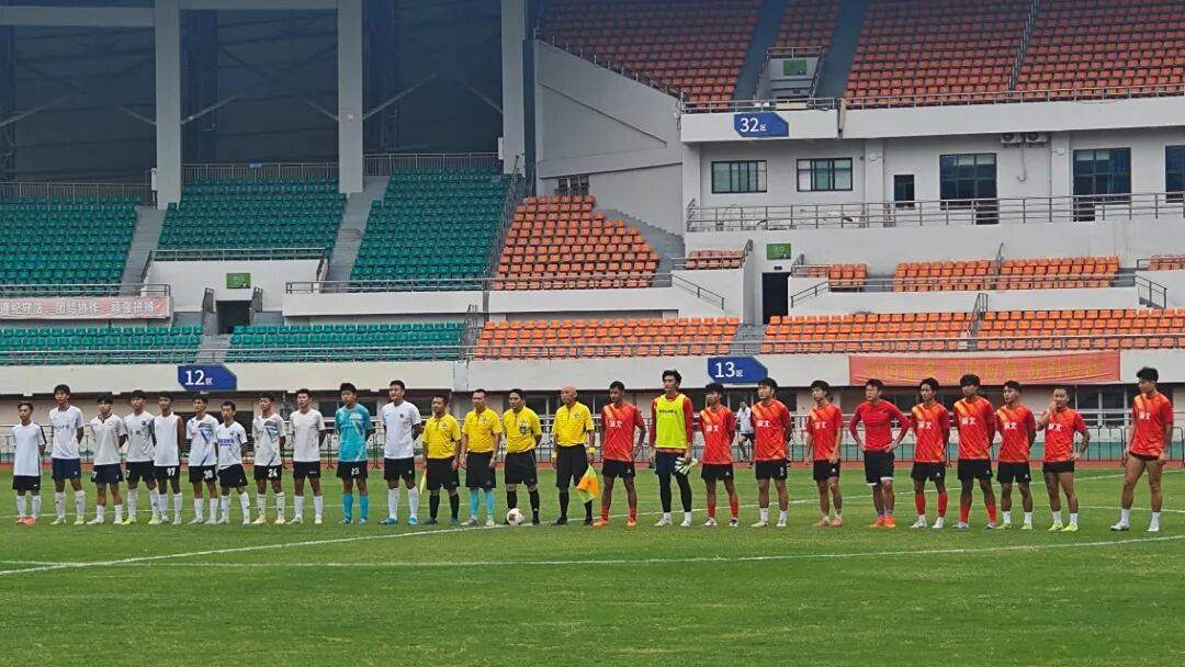 开云体育app-精彩足球赛事激烈展开，球员斗志昂扬争夺胜利