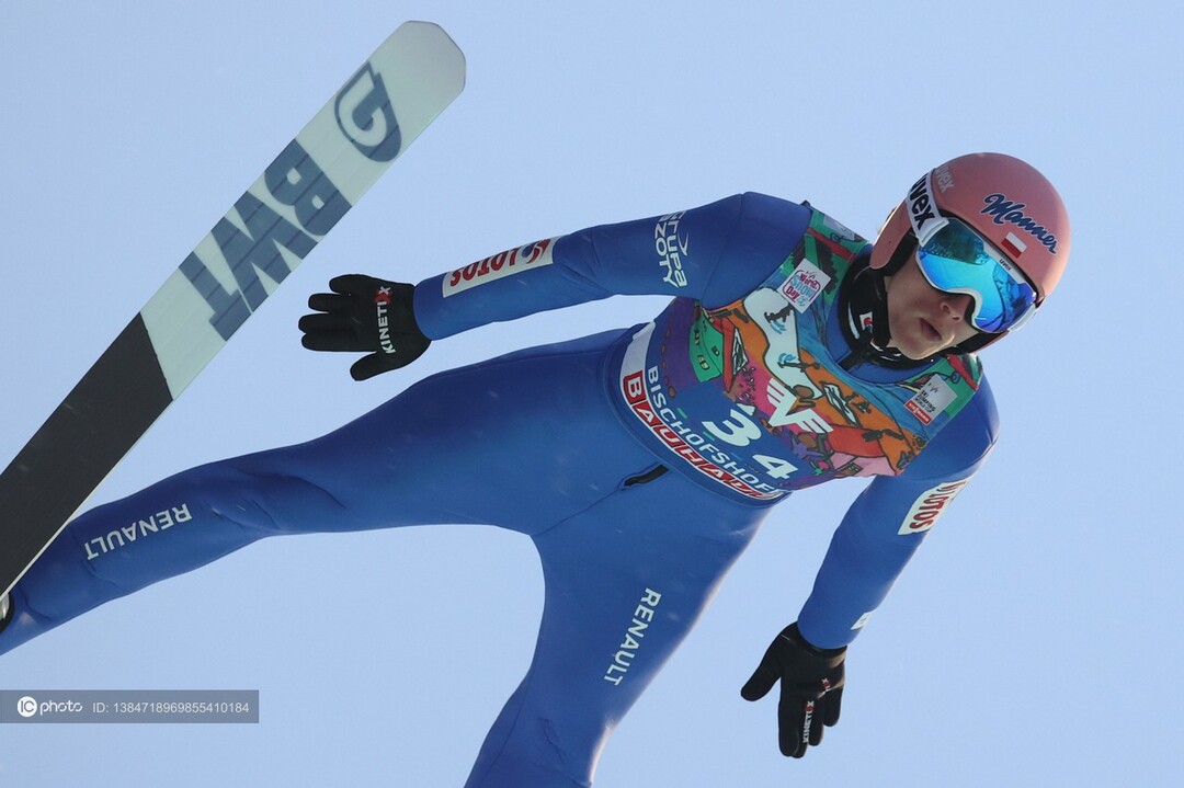 奥地利滑雪选手冲刺夺冠，展现出色实力