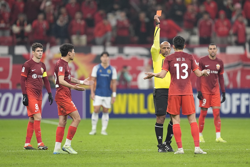 关键比赛现红牌风波，球员受到指责和批评的简单介绍